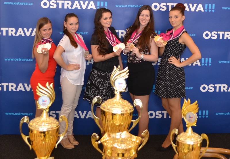 Úspěšné mažoretky a trenérky. Zprava K. Hillová, J. Petříková, L. Kempná, L. Kapsová a trenérka minikadetek Olga Novotná. Foto: P. Havránek